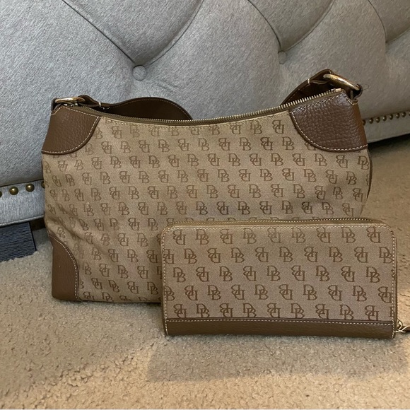 Used Dooney & Bourke and wallet - Picture 4 of 5